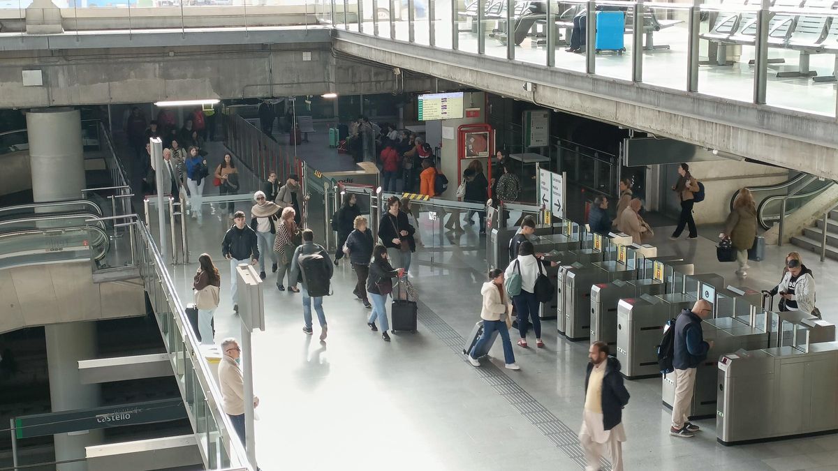 Usuarios del tren en la estación de Castelló, en una imagen de archivo.
