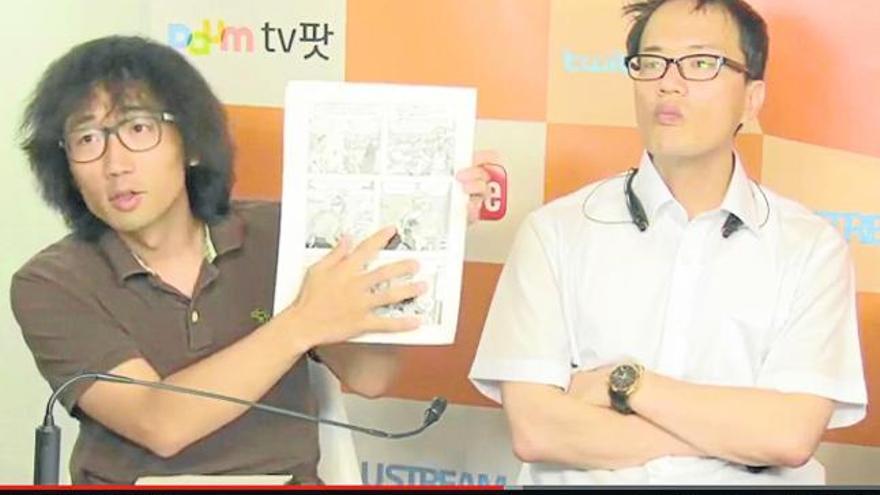 El editor de El arte de volar en Corea del Sur, Jo Ik, defiende las viñetas del cómic en un programa de televisión.
