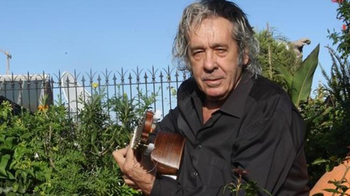 Paco Ibáñez en la terraza de su casa