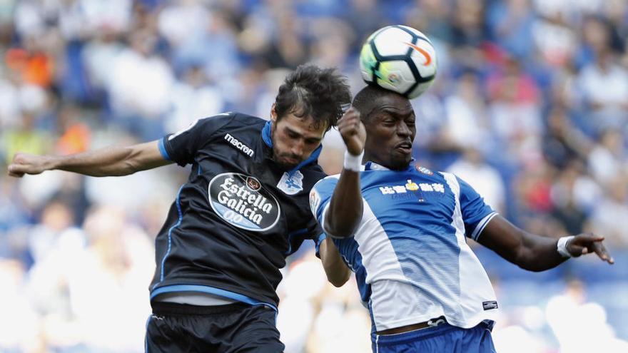 Arribas, lucha con Diop, del Espanyol, en un partido de Primera en 2017