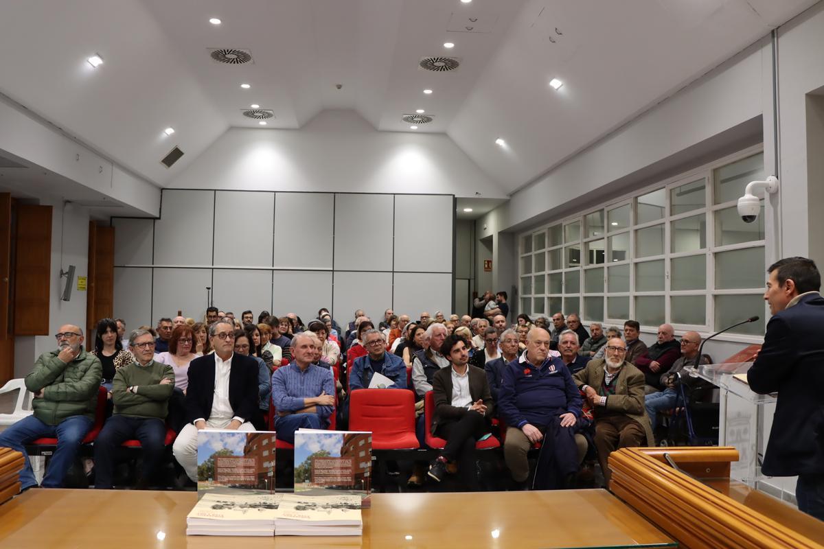 El alcalde García durante la presentación del libro "Burjassot, ayer y hoy"