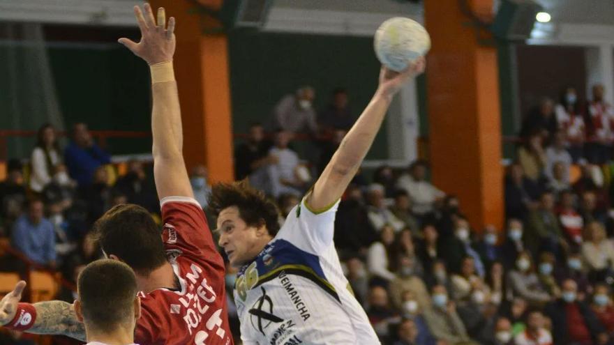 Luisfe realiza un lanzamiento en el partido contra el Cuenca.