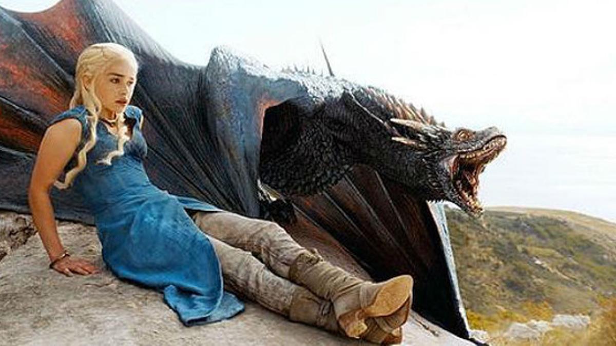 Daenerys Targaryen, con su dragón, en una escena de la quinta temporada de 'Juego de tronos'.