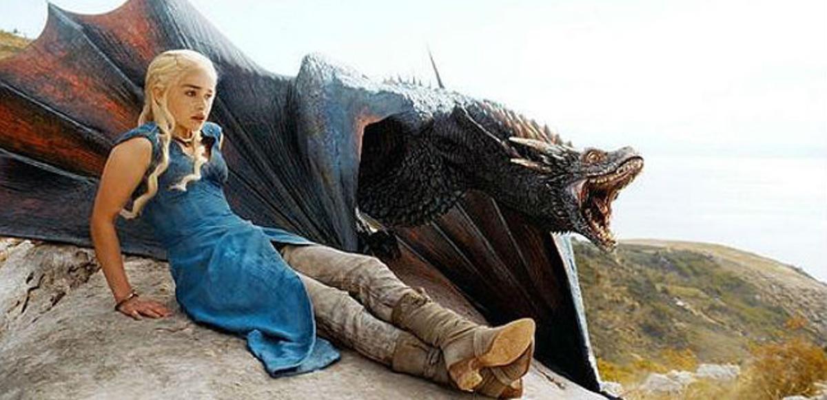 Daenerys Targaryen, amb el seu drac, en una escena de la cinquena temporada de ’Juego de tronos’.