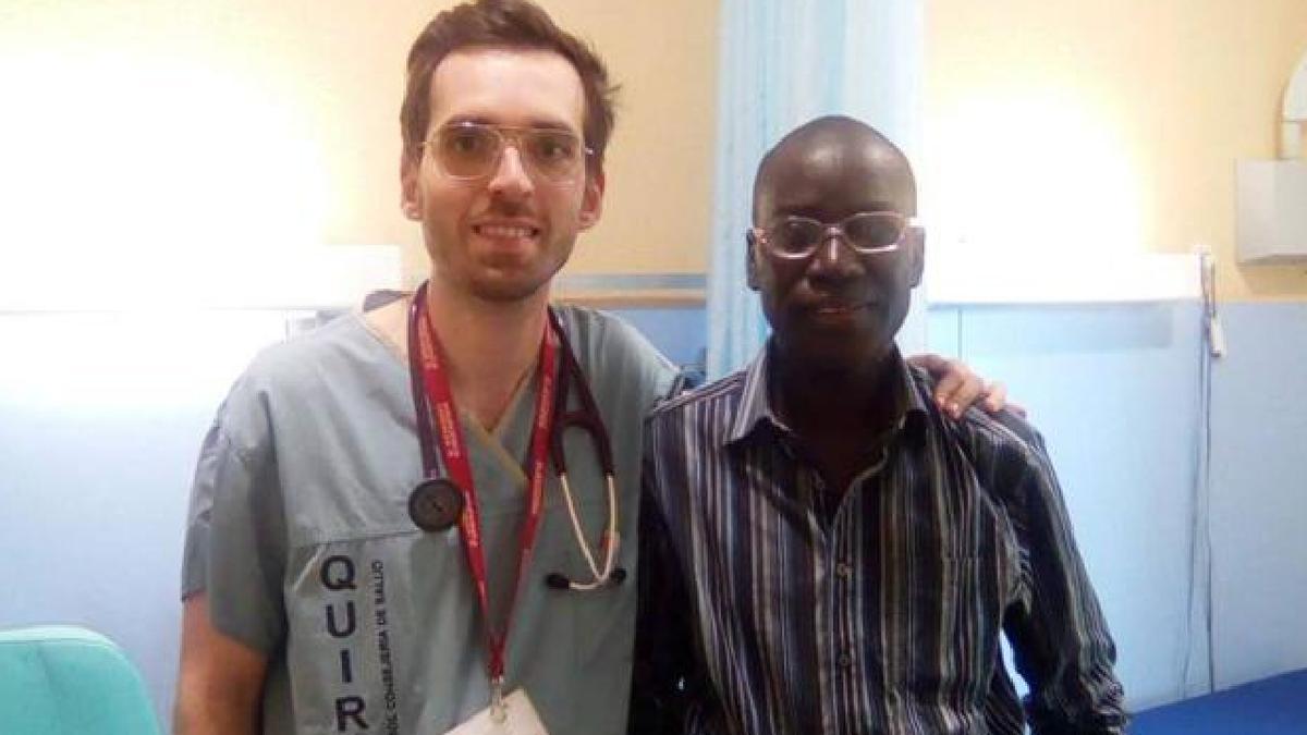 El doctor Rafael Bravo y Ablaye Mboup, al inicio de su tratamiento.