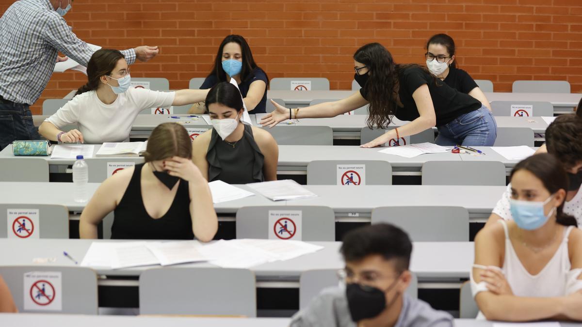 Exámenes de selectividad en el campus de Tarongers.