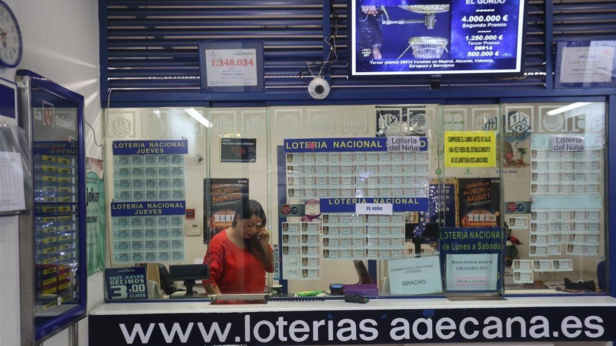 Administración de Lotería núm 1 del centro comercial Diagonal Mar. En la foto la trabajadora Valeria Álvarez.