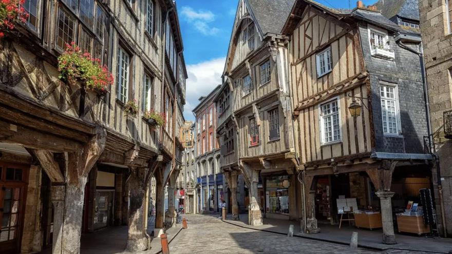 El primer pueblo Conjunto Histórico-Artístico de España: balcones repletos de flores y calles empedradas en una joya medieval