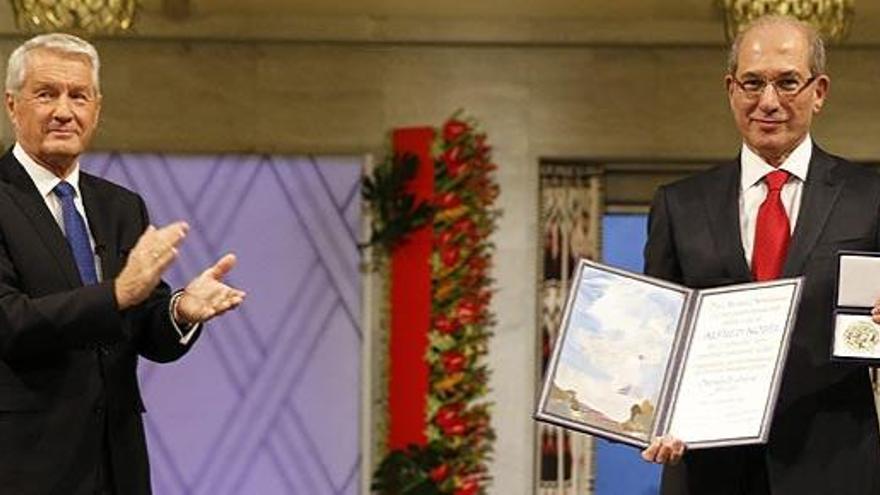 El director de la OPAQ posa con el Nobel de la Paz.