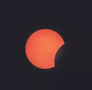 Las nubes empañan un multitudinario eclipse al lado del Mar Menor