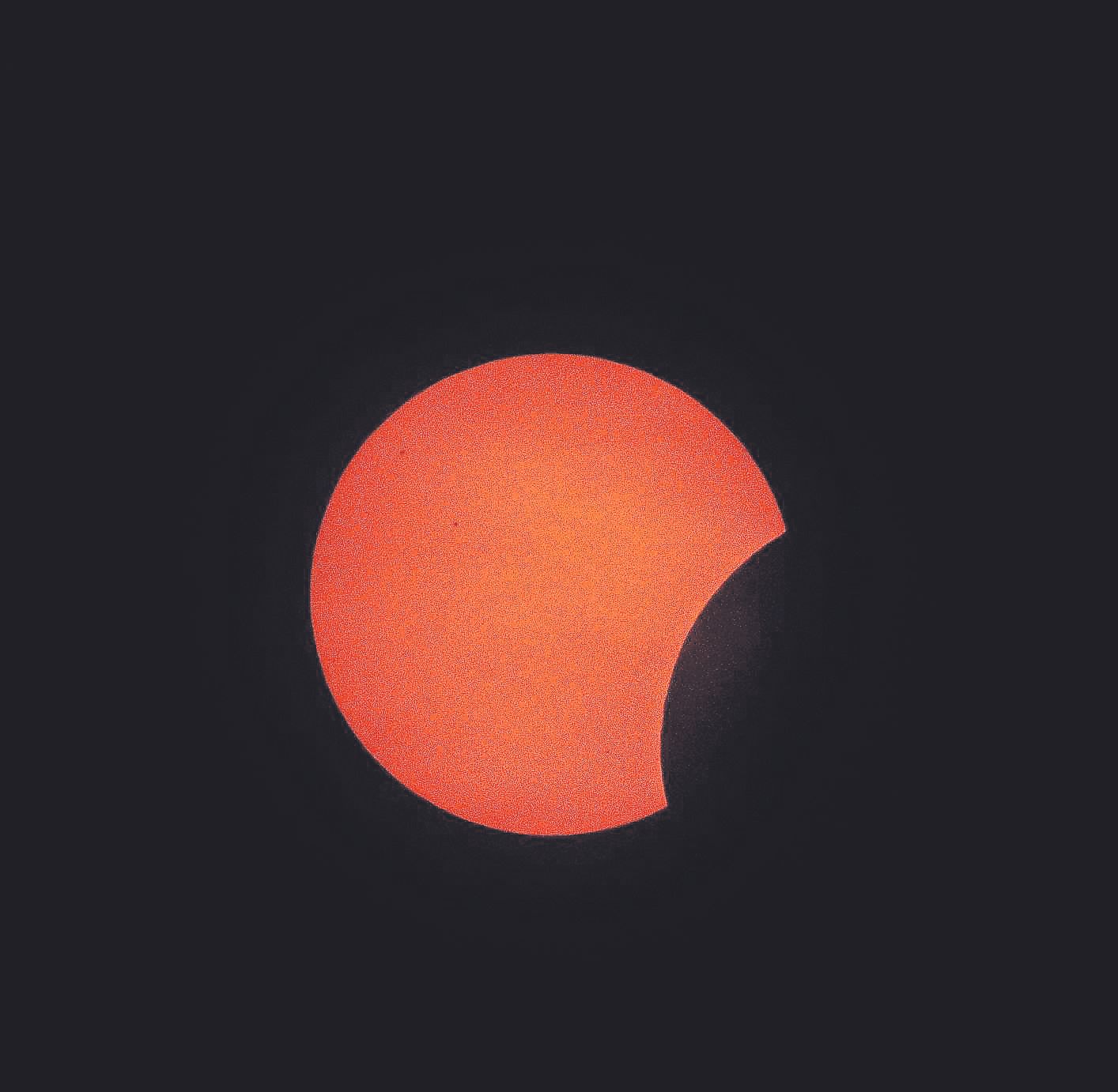 La luna tapa parcialmente el sol en el cielo de La Manga.