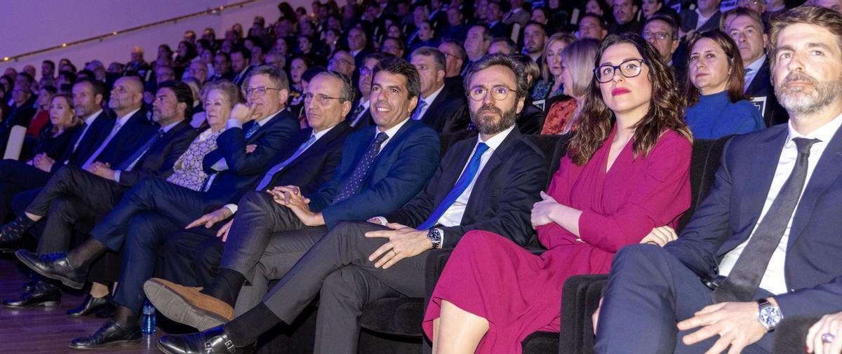 De derecha a izquierda, Sergi Guillot, director general de Prensa Ibérica; Aitana Mas, vicepresidenta de la Generalitat Valenciana; Aitor Moll, consejero delegado de Prensa Ibérica; Carlos Mazón, presidente de la Diputación de Alicante; Javier Moll, presidente de Prensa Ibérica; Ximo Puig, presidente de la Generalitat Valenciana; Arantza Sarasola, vicepresidenta de Prensa Ibérica;Luis Barcala, alcalde de Alicante; Tomás Mayoral, director de INFORMACIÓN, y Carlos González, alcalde de Elche. | RAFA ARJONES