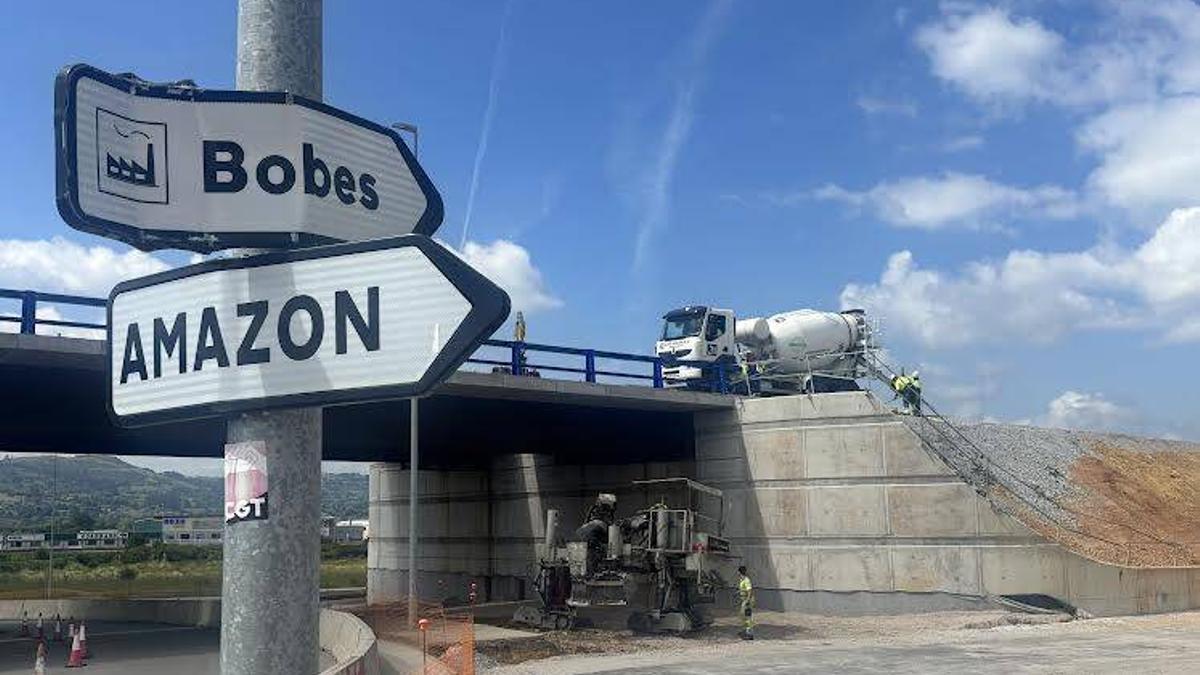 Obras autovía de Bobes, en una imagen tomada ayer.