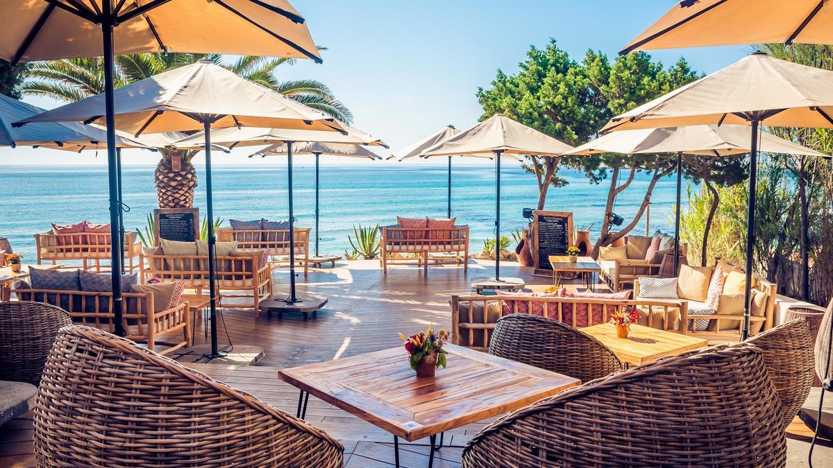 Restaurante Aiyanna Ibiza: cocina saludable mediterránea con vistas privilegiadas en Cala Nova.