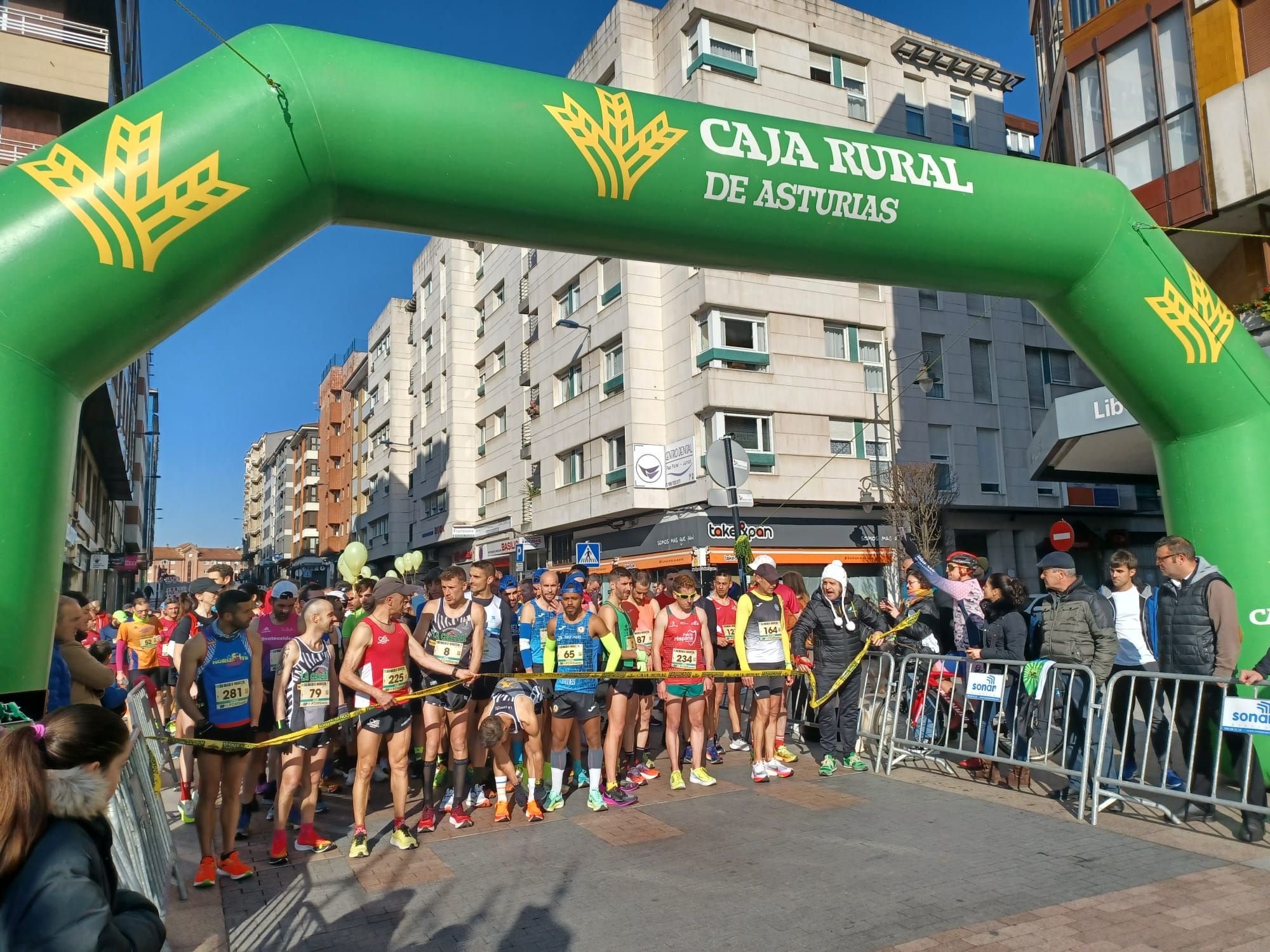 Todas las imágenes de la  XXXIII Media Maratón de Siero: así fue la gran prueba con salida en la Pola