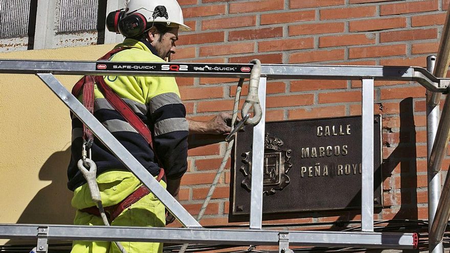 El retorno efímero de 17 calles franquistas: Oviedo repone los anteriores nombres de las vías, que serán retirados de nuevo en pocos meses