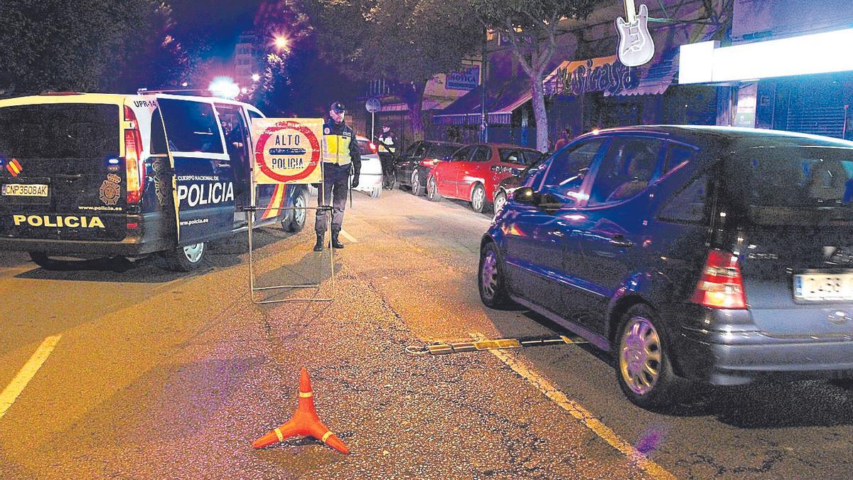 Agentes de la Policía Nacional, durante un control en Palma, en una imagen de archivo.