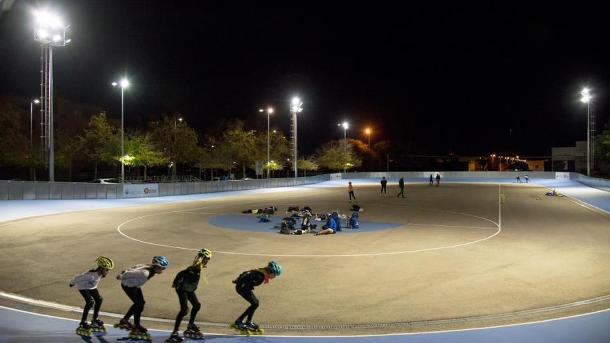 La pista de patinaje de velocidad de Paiporta estrena alumbrado