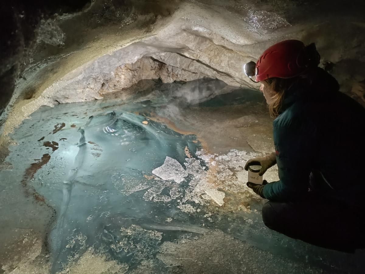 Una montañera, en el interior de una cueva de Ordesa.