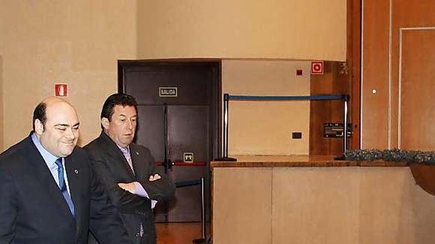 Agustín Caunedo y José Ramón Pando inspeccionan el foso con Marzio Conti.