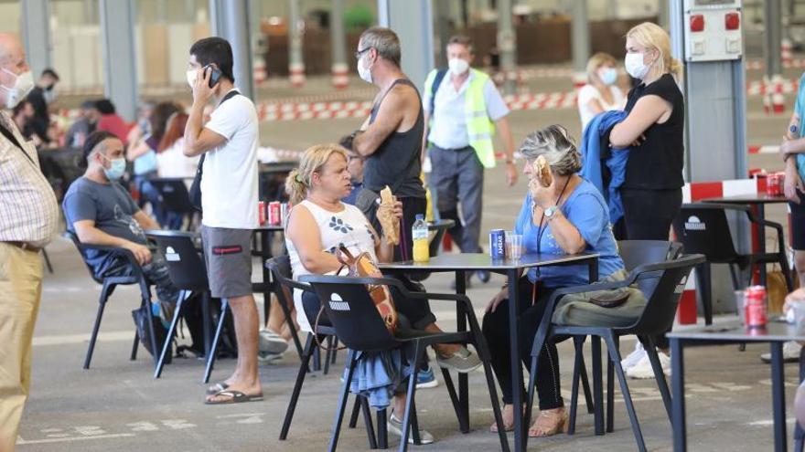 Muchas personas recuperaron fuerzas con bocadillos y a la sombra.  | ÁNGEL DE CASTRO