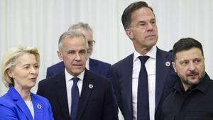 Ursula von der Leyen, el canadenc Mark Carney, el secretari general de l’OTAN, Mark Rutte, i l’ucraïnès Zelenski, ahir a la cimera. |  EFE