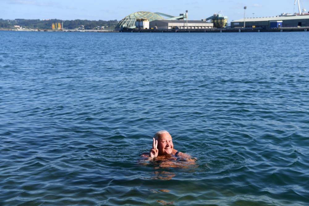 Concello y Puerto prohíben nadar en la zona, que habilitarán solo si la calidad del agua es buena y si hay puesto de socorrismo.
