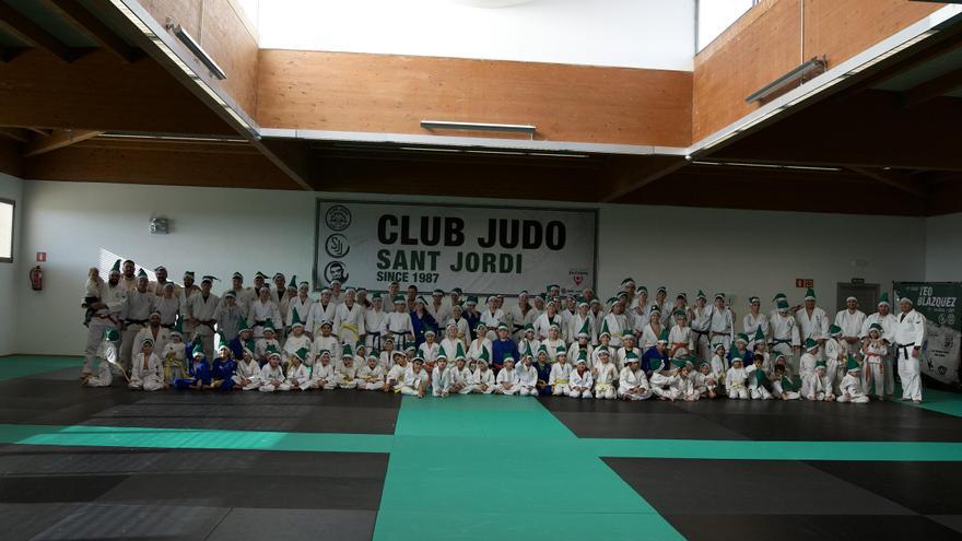 El Club de Judo Sant Jordi celebra su evento de fin de año con más de 120 deportistas
