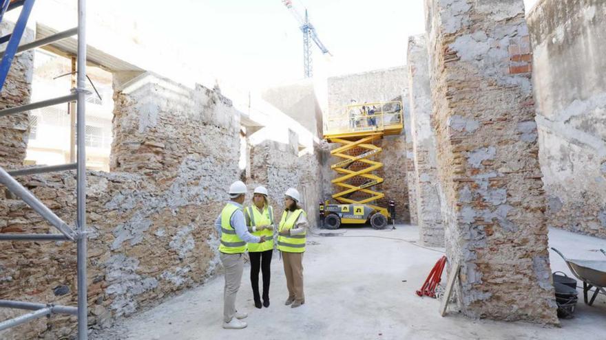 La alcaldesa, ayer, en una visita a las obras de recuperación.