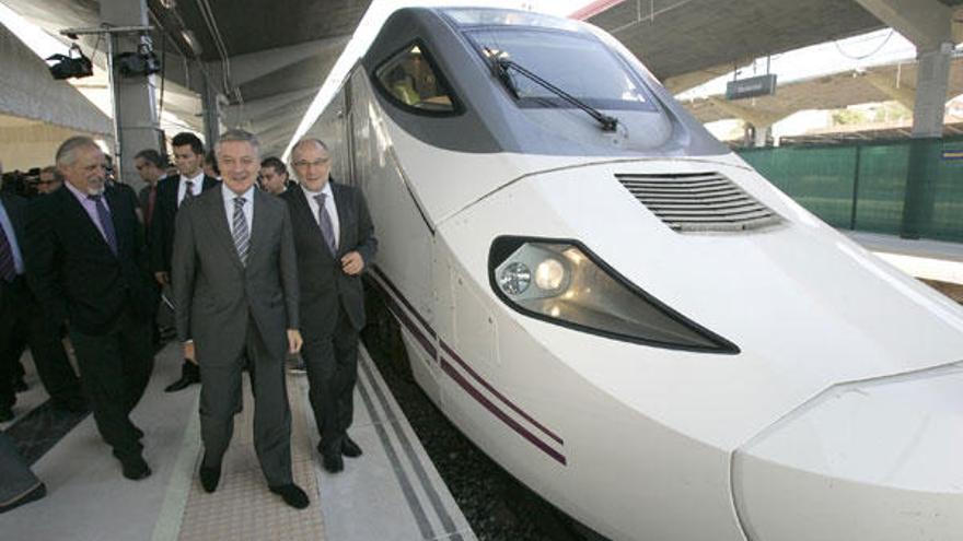 Blanco, flanqueado por Miguel Cortizo y el alcalde ourensano, junto al nuevo Alvia S-730 en la estación de trenes de Ourense. // X. Álvarez