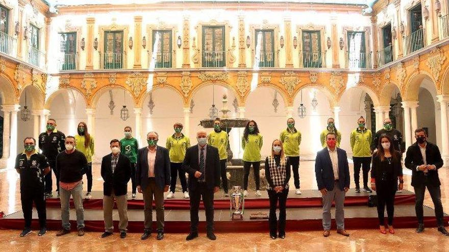 El Cajasur Deportivo Córdoba recibe el homenaje de la Diputación