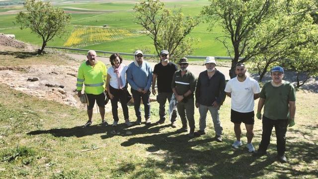 Arqueólogos y voluntarios, ayer durante los primeros trabajos de la nueva campaña de excavaciones. | I. G.