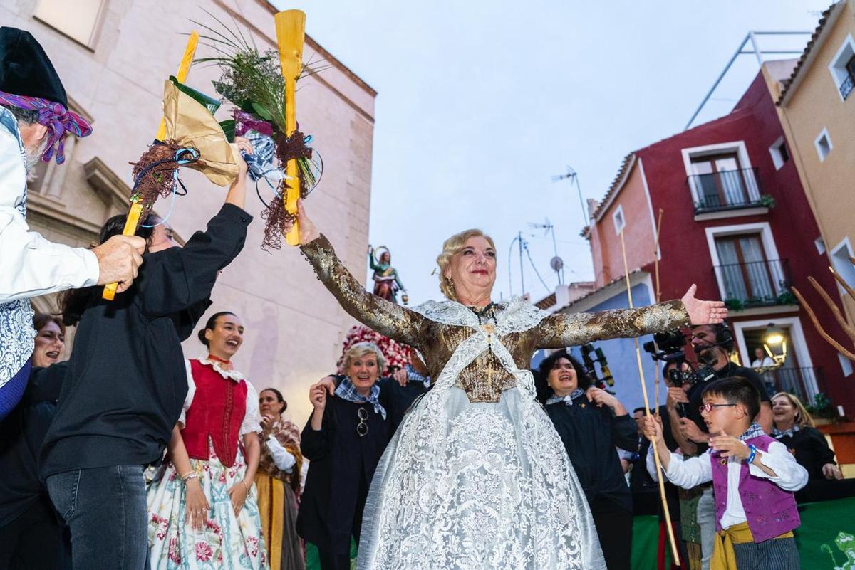 Más de 4000 personas participan en la Ofrenda Floral a la patrona con la que La Vila celebra el milagro de las Lágrimas de Santa Marta el 8 de mayo de 1653