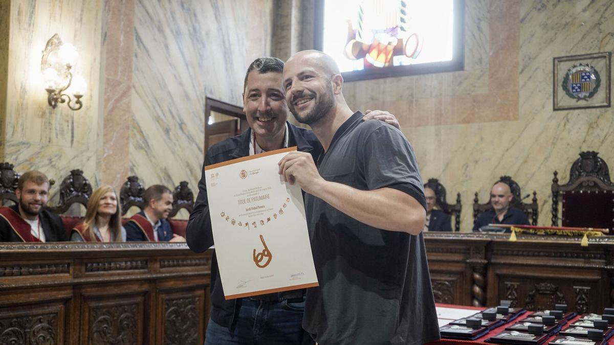 Ivan Sànchez entregat el títol de Patumaire a Jordi Vidal