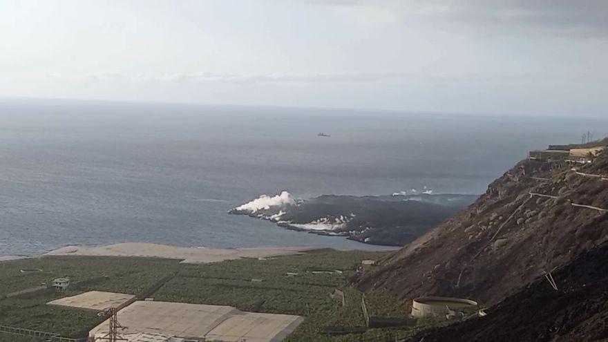 La nueva colada del volcán de La Palma continúa generando destrucción a su paso