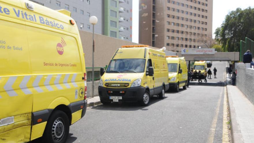 Ambulancias en el exterior del Hospital Universitario Nuestra Señora de Candelaria.