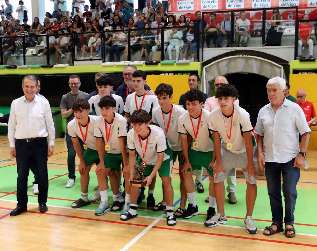Caballero entrega el trofeo al Cios sub-8. | FDV