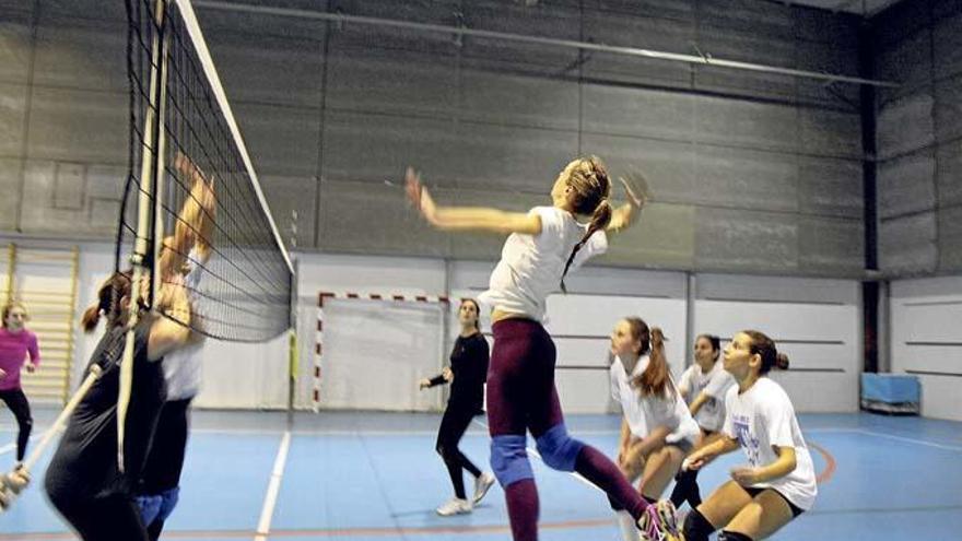 Zusammen macht Sport mehr Spaß: eine Mädchenmannschaft des CV Pòrtol beim Training.