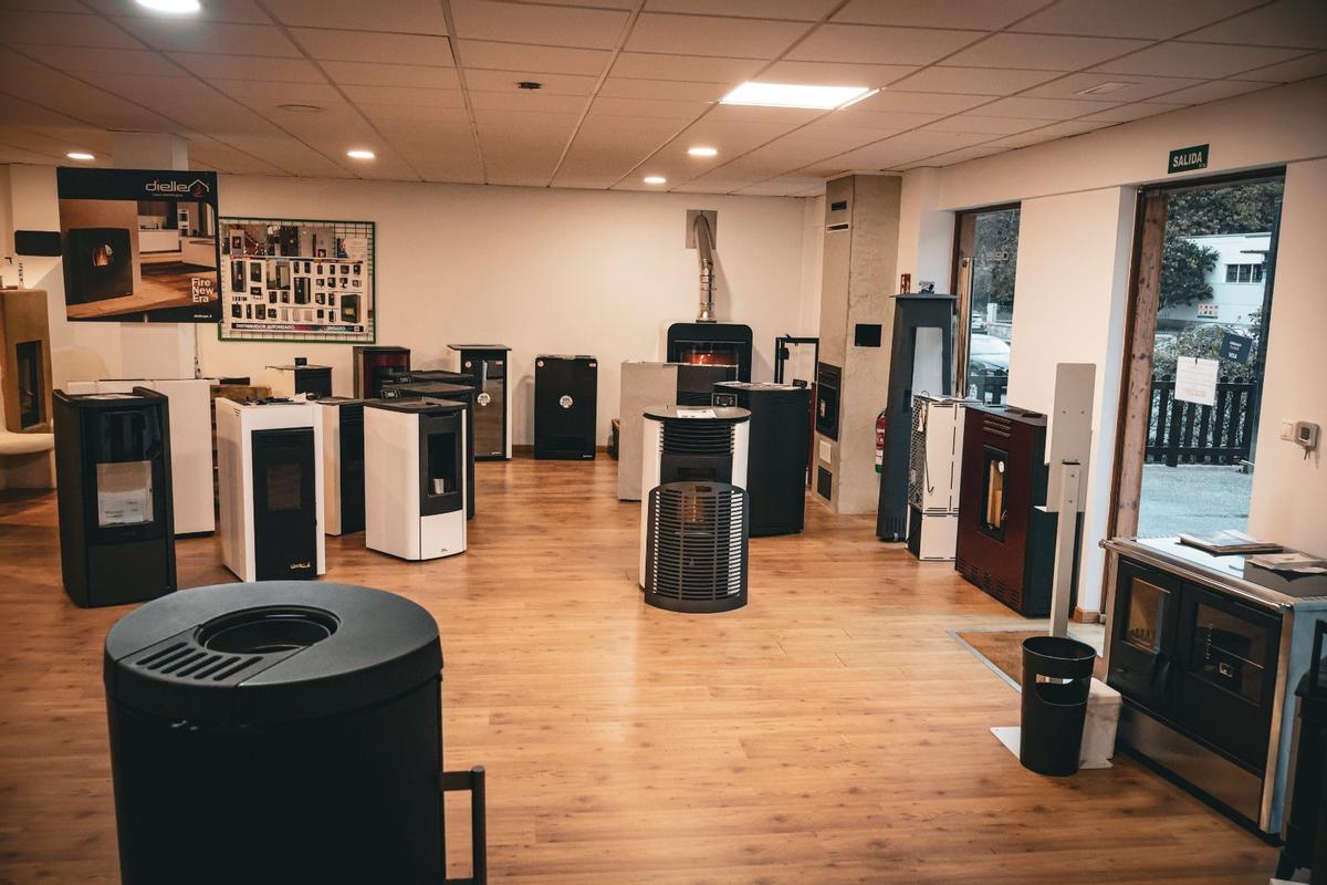 Algunhas das múltiples estufas expostas no seu local en Outes.