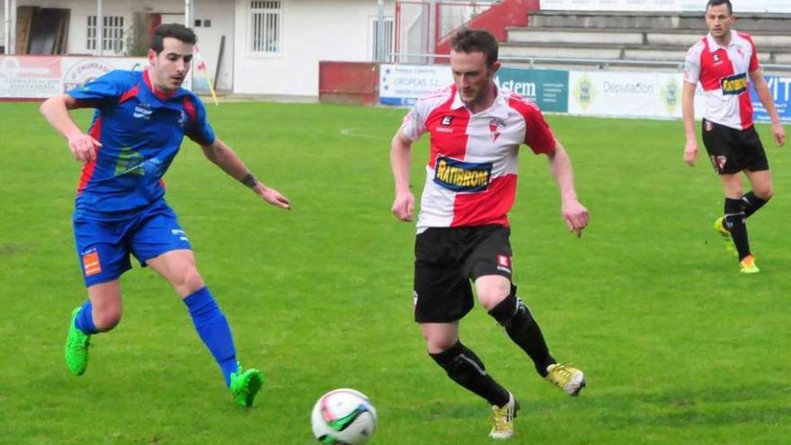 Fafú disputa un balón en el encuentro que enfrentó a Arosa y Barbadás la pasada jornada. // Iñaki Abella