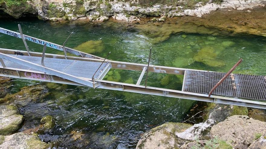 El deplorable estado de la pasarela de un coto salmonero solivianta a los pescadores: &quot;Es una auténtica vergüenza&quot;