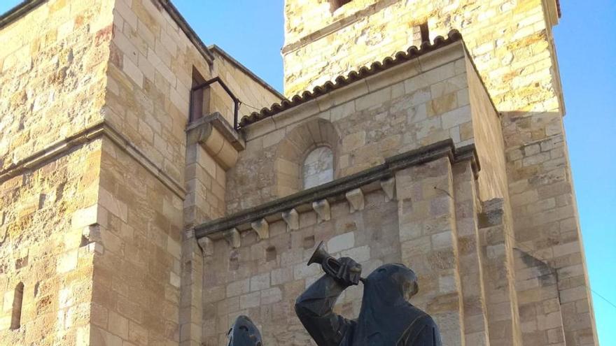 Un ramo de flores a los pies de la estatua de la Plaza Mayor recuerda a Ángel Vicente.