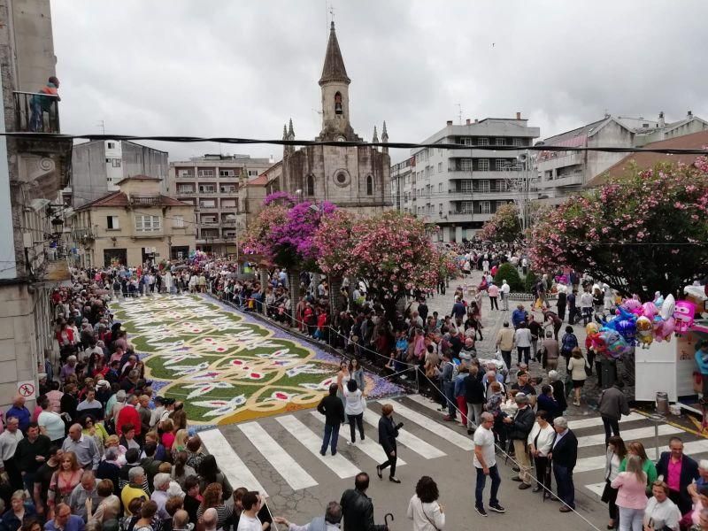 Las flores coronan el Corpus de Ponteareas. // Ricardo Grobas