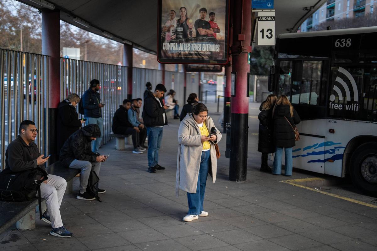 La estación de Fabra i Puig retoma la normalidad tras la reanudación del servicio de Rodalies