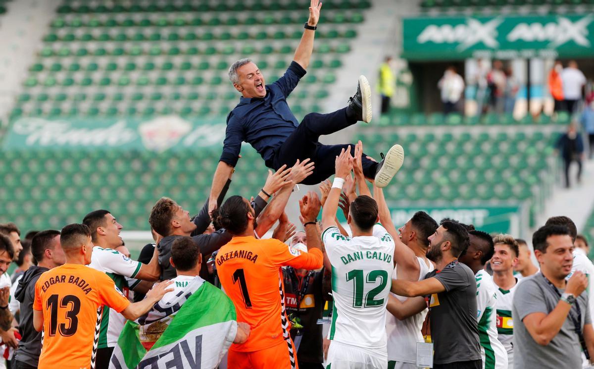 Fran Escribá, manteado por los jugadores del Elche tras lograr la permanencia.