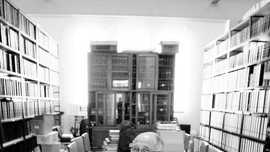 Javier Gancedo, en la biblioteca del centro de documentación de Arcelor.