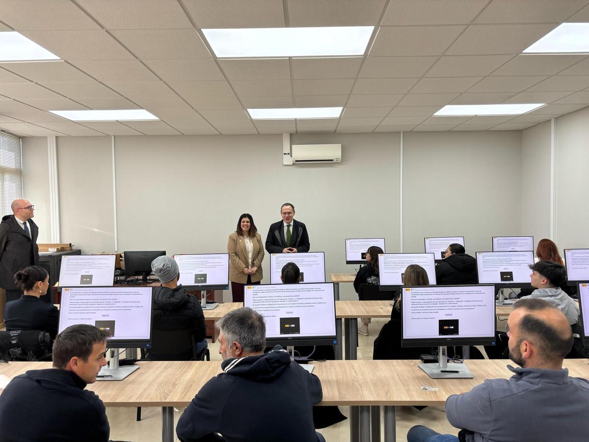 El subdelegado de Gobierno y la alcaldesa, en la nueva aula informatizada.