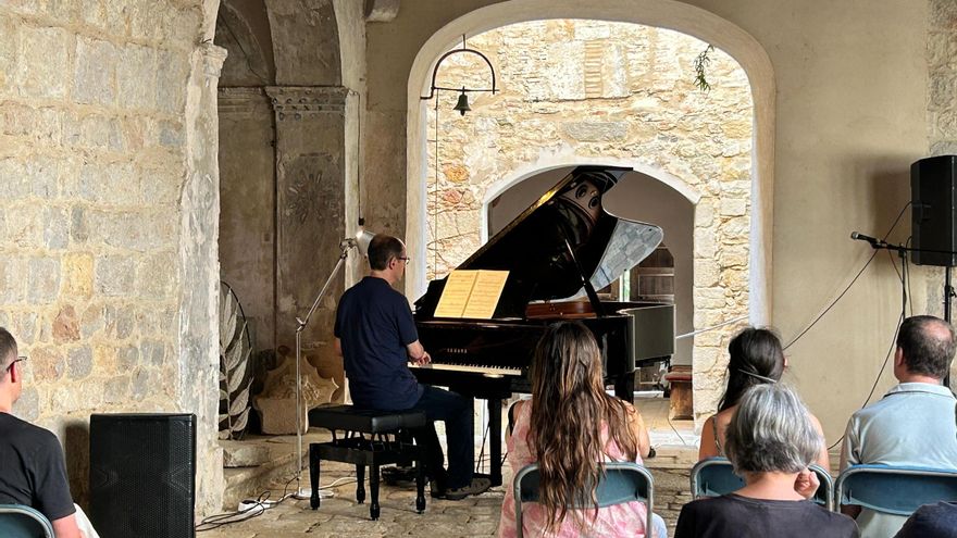 El monestir de Sant Daniel viu la I Jornada de música i silenci