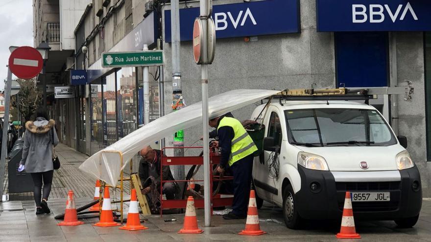 Operarios de la compañía arreglando una avería en el internet por cobre ayer en la Calvo Sotelo.