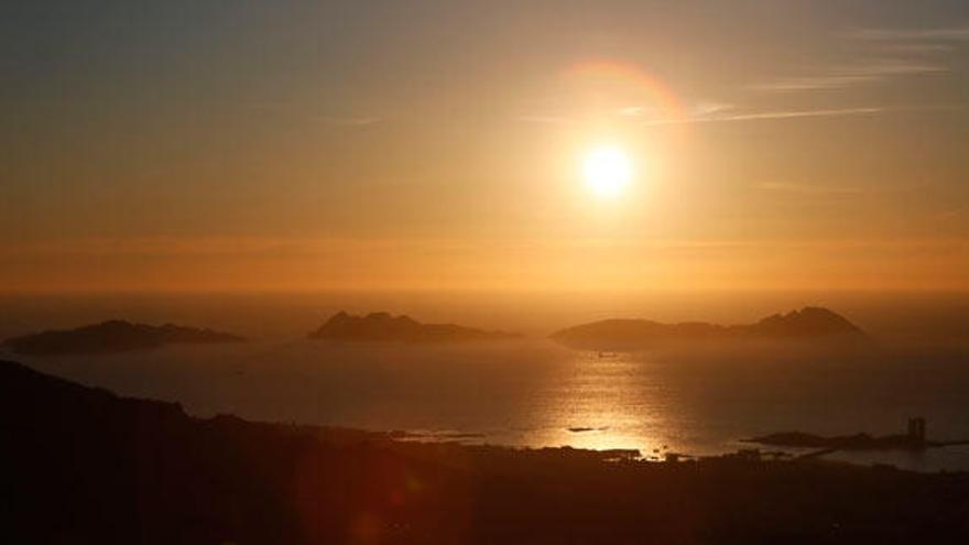 El sol, sobre las Islas Cíes // NICK